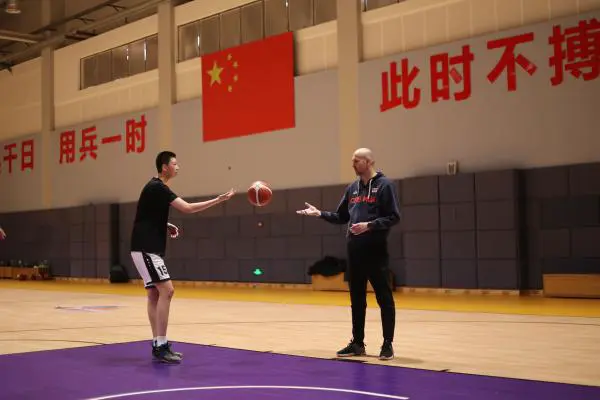 如何在篮球训练中有效应对压力?_0